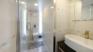 Cozy Double Bed Room (Shared bathroom) Apartment in Hong Kong
