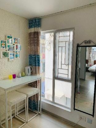 Cozy Double Bed Room (Shared bathroom) Apartment in Hong Kong