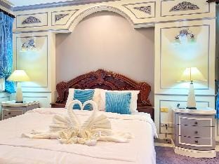 Private Golf, Massive Pool, Bathtub, King Bed, BBQ Villa in Pattaya City