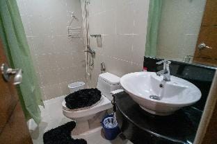 A2J Executive Studio Near Venice Mall BGC Taguig Apartment in Makati