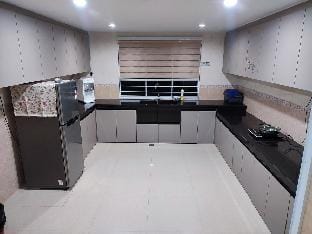 Sunny Homestay Kuching - Landed House (14 Pax) Vacation rental in Kuching