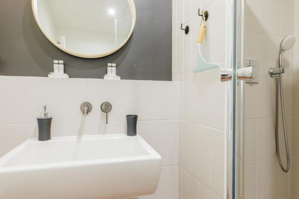 Authentic studio - 2P - Eiffel Tower Apartment in Paris