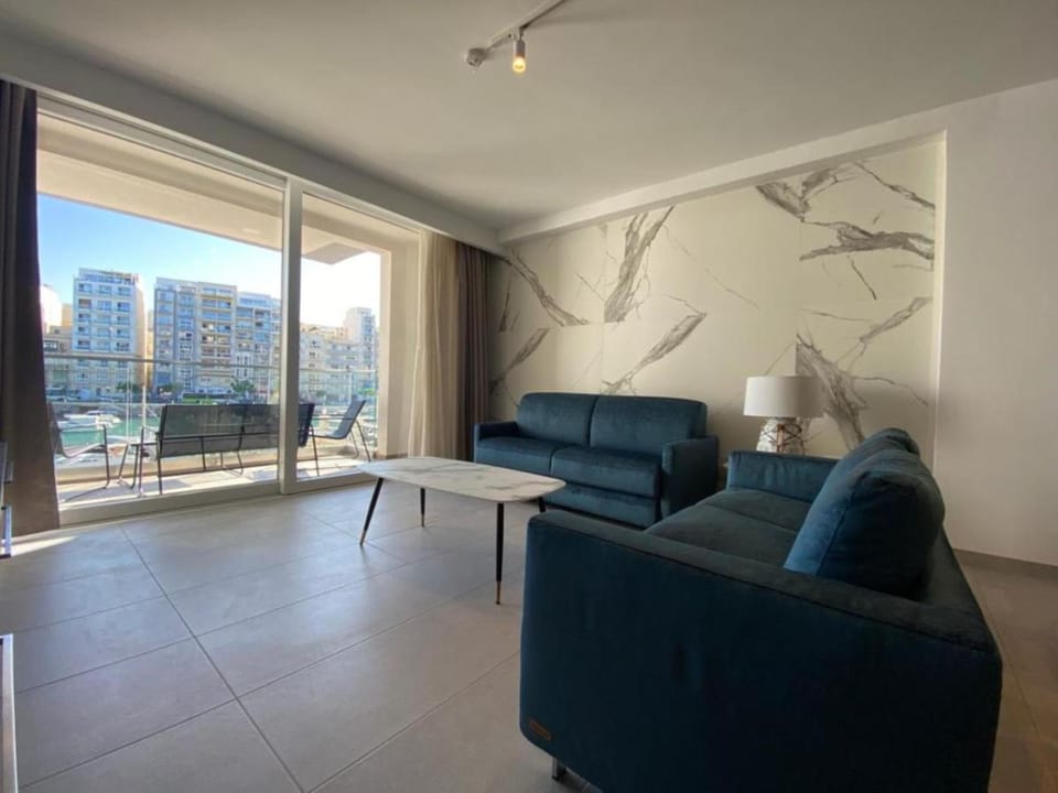 86 Spinola Bay Apartment in Saint Julians