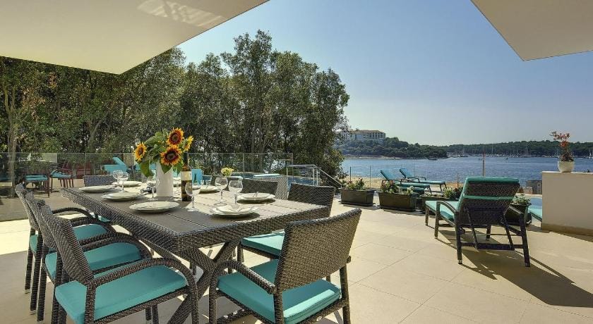 Villa in Pje ana by the Beach with Pool Villa in Pula