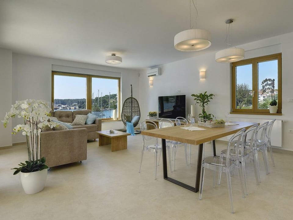 Villa in Pje ana by the Beach with Pool Villa in Pula