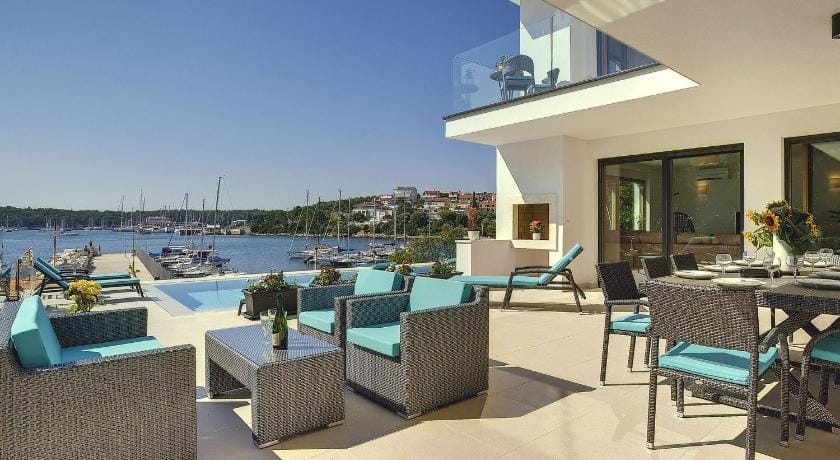Villa in Pje ana by the Beach with Pool Villa in Pula