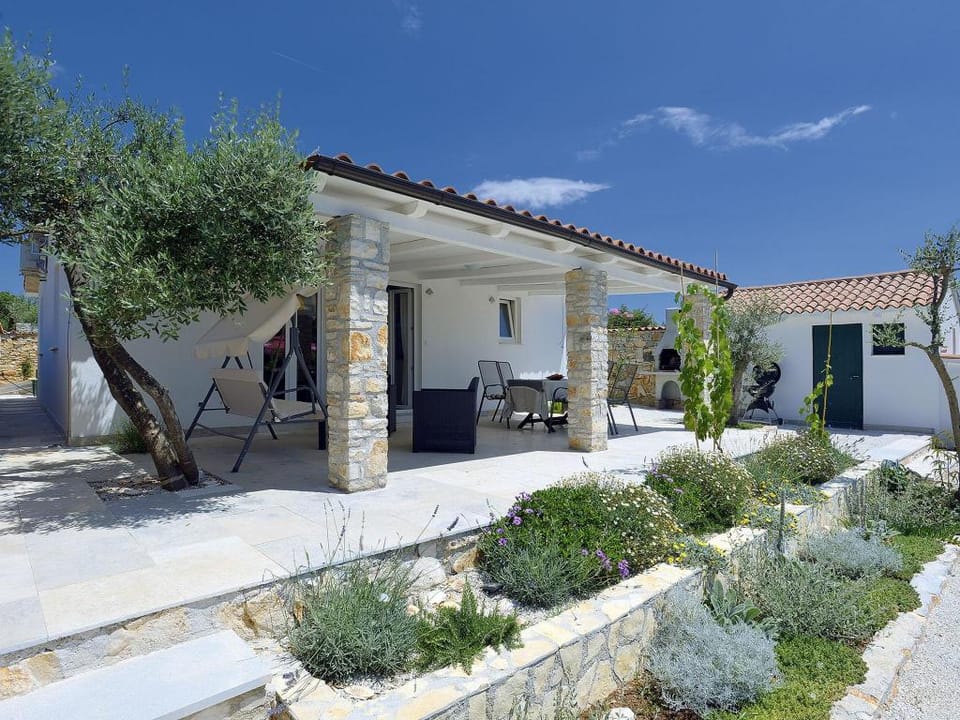 Boutique Villa in Peroj with garden Villa in Peroj
