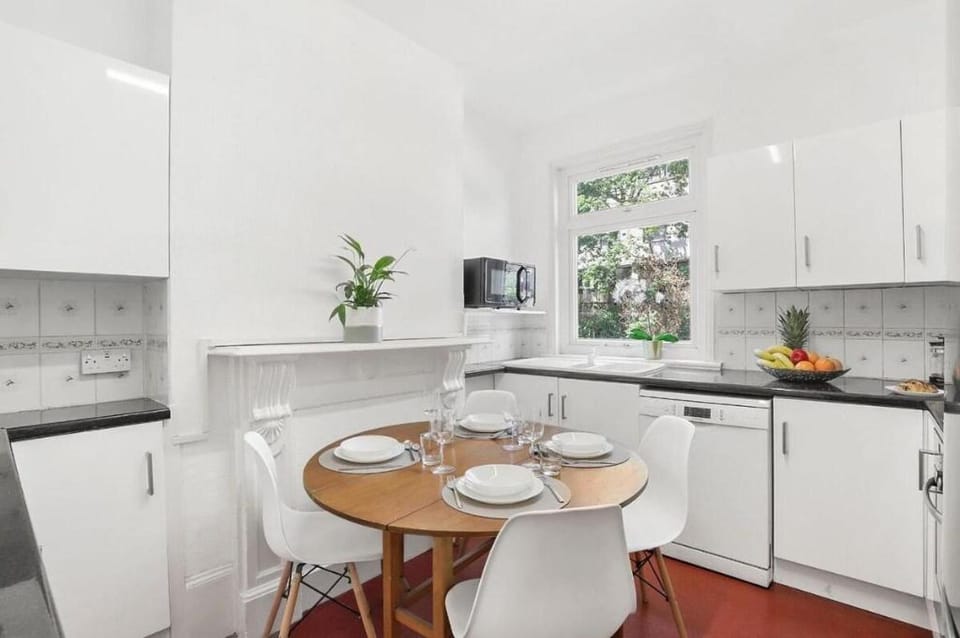 Canary Wharf, London Glamorous Two Bedroom House Apartment in London