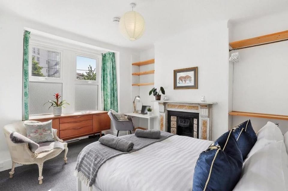 Canary Wharf, London Glamorous Two Bedroom House Apartment in London