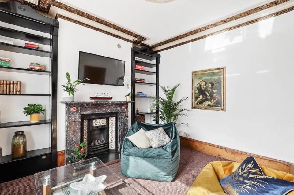 Canary Wharf, London Glamorous Two Bedroom House Apartment in London