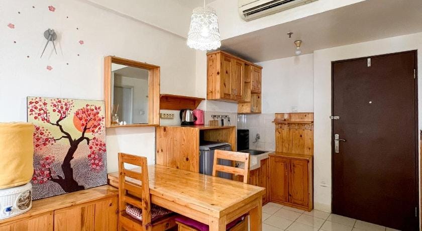 Rustic Chic Haven. 2BR Wood-Furnished Retreat Apartment in Jakarta