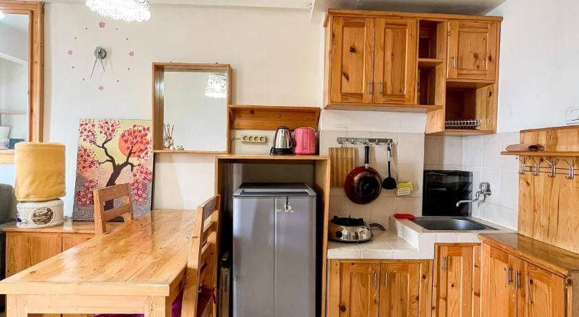 Rustic Chic Haven. 2BR Wood-Furnished Retreat Apartment in Jakarta