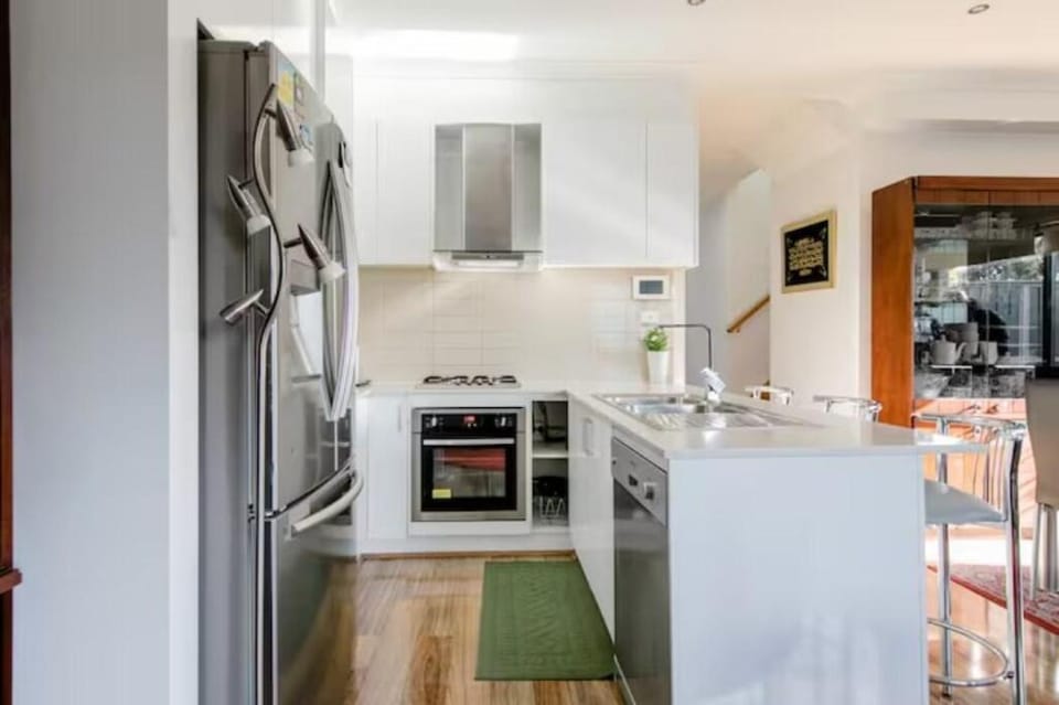 Cosy Modern home in Epping close to all amenities Vacation rental in Melbourne