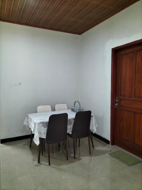Griya Patria Entire House in Cimahpar, Bogor Vacation rental in West Java