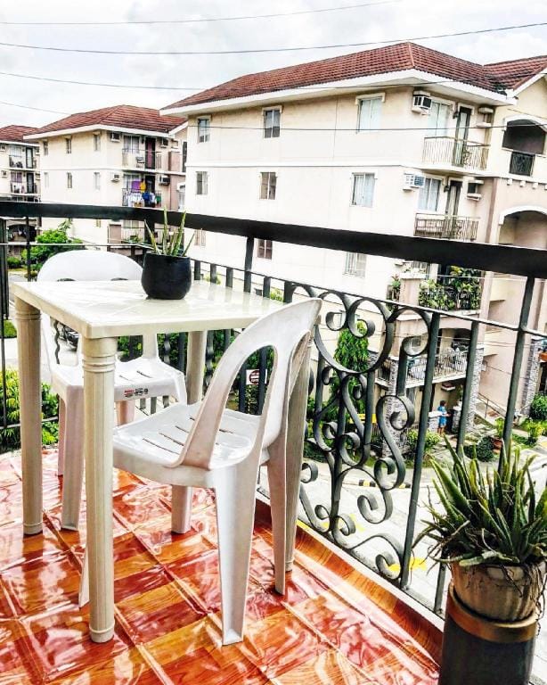 CONDO STAY FREE POOL STUDIO WITH BALCONY NETFLIX Apartment in Pasig