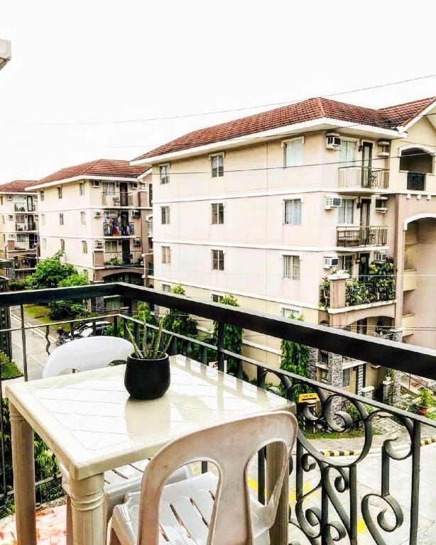 CONDO STAY FREE POOL STUDIO WITH BALCONY NETFLIX Apartment in Pasig