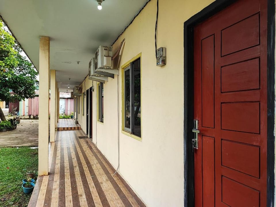 RedDoorz Syariah near Terminal Alam Barajo Jambi Hotel in Indonesia