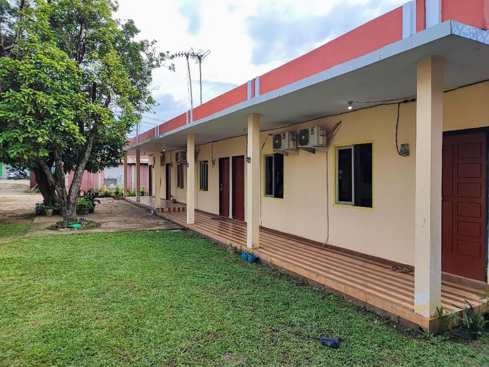 RedDoorz Syariah near Terminal Alam Barajo Jambi Hotel in Indonesia