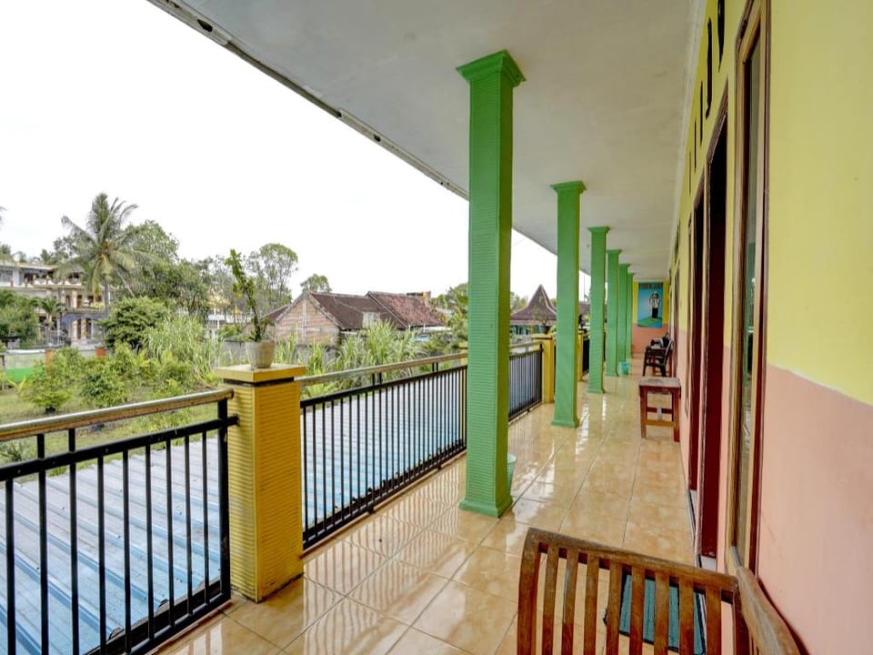 Hotel O Anisah Adil Homestay SyariahNearsmart Kampung Desa Pakistaji Hotel in East Java