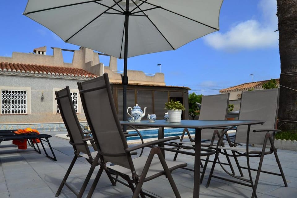Elegant semi-detached house with pool. Vacation rental in Torrevieja