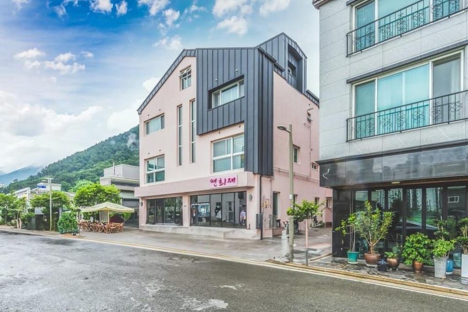 Yeonhuijae Pool Villa Private Beomeo Branch Bed and Breakfast in Busan