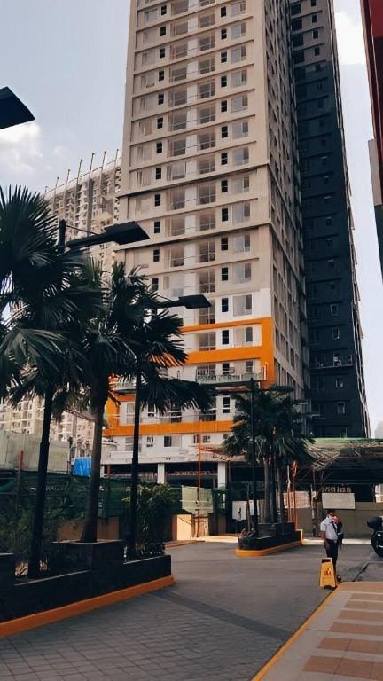 Home Away From Home: Vibrant & Urban Manila Haven Apartment in Mandaluyong