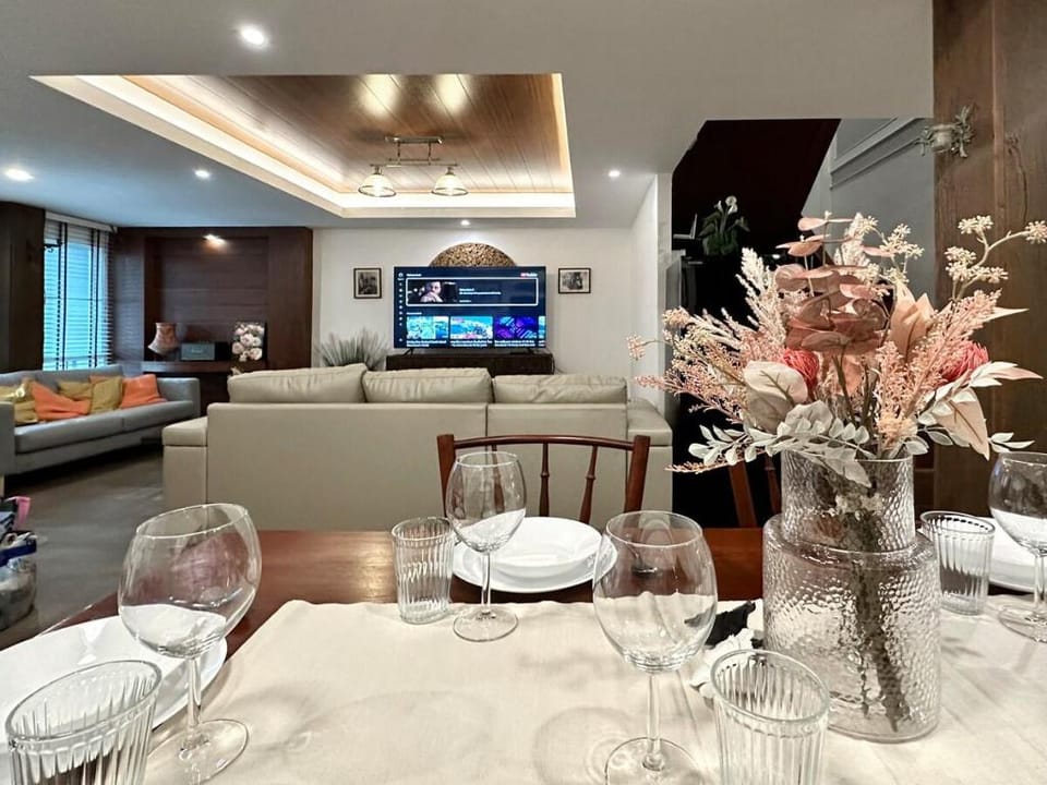 MIQ Rama9 _Villa 3Br in City/Jodd fair/MRT/65”TV Vacation rental in Bangkok