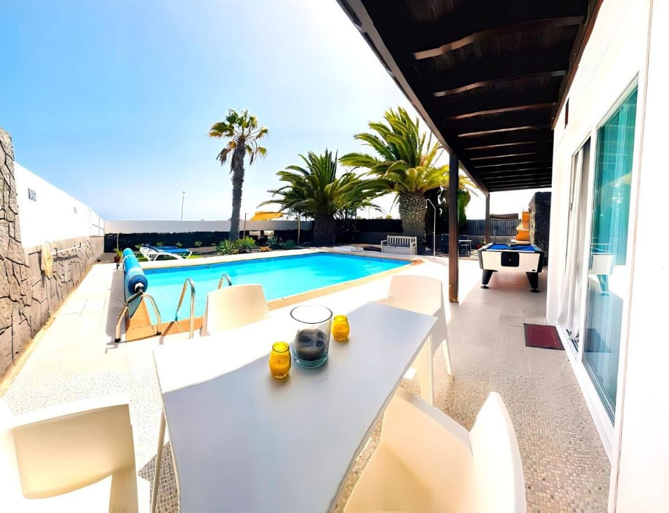 Villa Descansa with private Pool, Air-Conditioning, Sea View, Smart-TV Wifi Villa in Playa Blanca