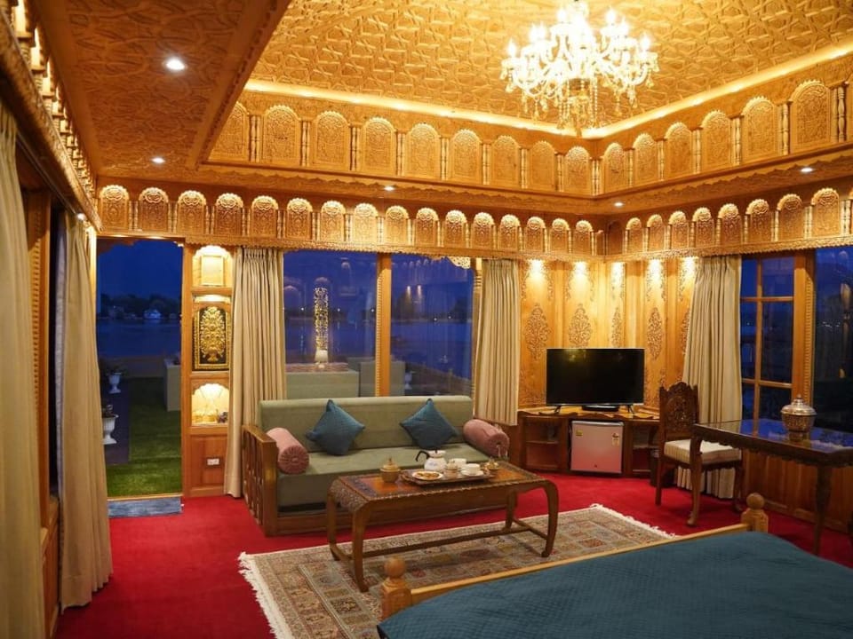 Harmukh Houseboat by Stay Pattern Hotel in India