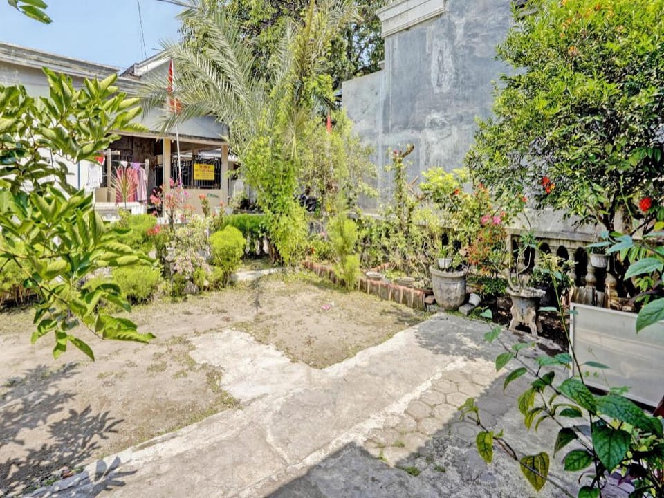OYO Life 92921 Omaya Kost Syariah Hotel in East Java
