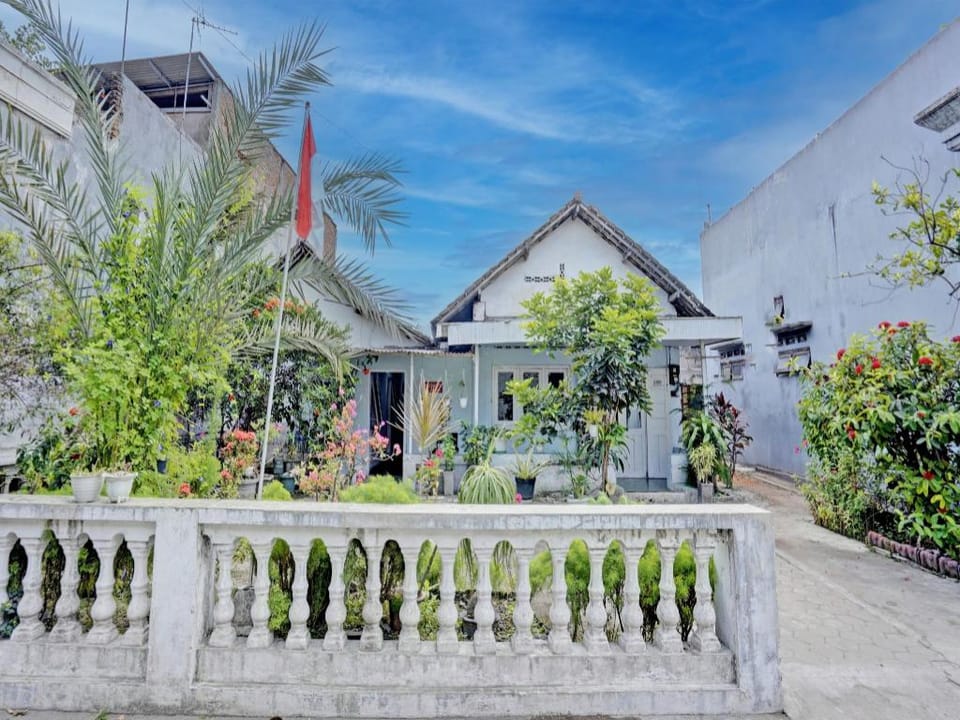 OYO Life 92921 Omaya Kost Syariah Hotel in East Java