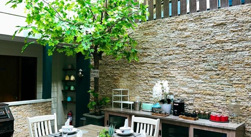Lugano Arte Homestay Bed and Breakfast in Jakarta