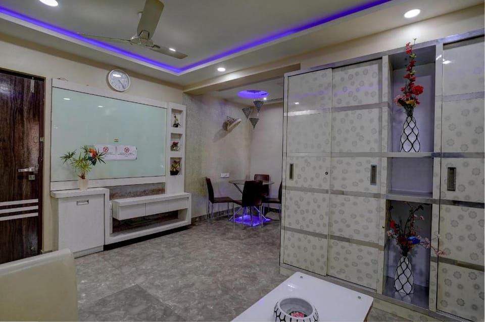 OYO Unique Home Hotel in Mumbai