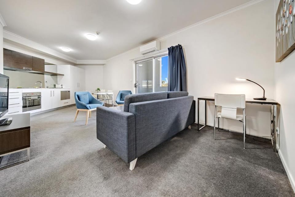 Comfy Lakeside 1-Bed with Secure Parking Apartment in Canberra