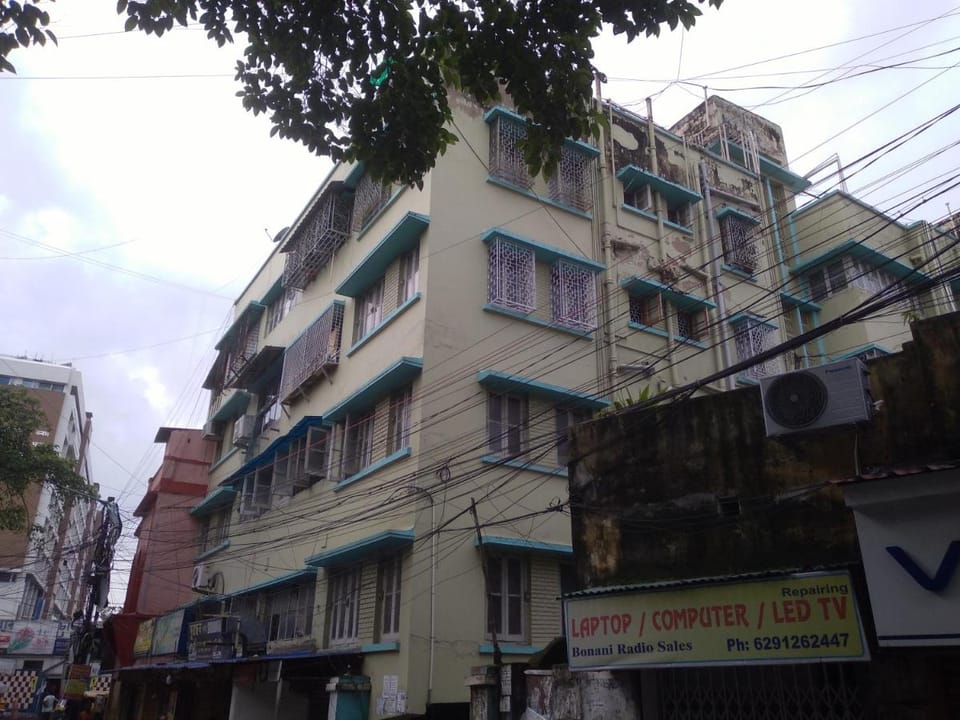 Homely 2BHK Flat in Dhakuria, South Kol for family Apartment in Kolkata