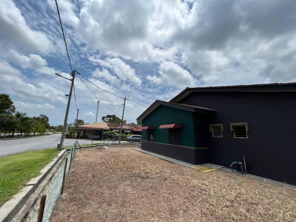 THE ATBAS HOMESTAY 1 (3 BEDROOMS FULLY AIRCOND) Vacation rental in Perak Tengah District