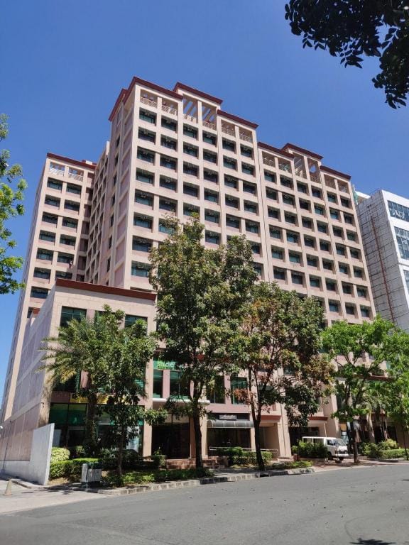 Studio Unit at the center of Alabang Apartment in Muntinlupa