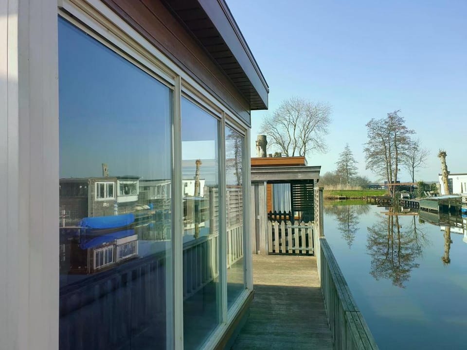 Splendid Chalet in Bantega with a jettty Vacation rental in Flevoland, Netherlands