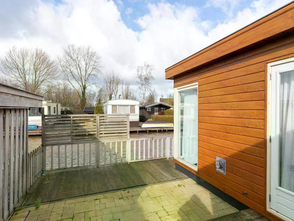 Splendid Chalet in Bantega with a jettty Vacation rental in Flevoland, Netherlands