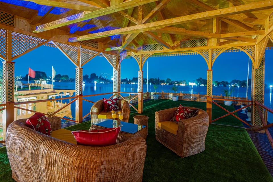 LohonoStays Harmukh Houseboat Hotel in India