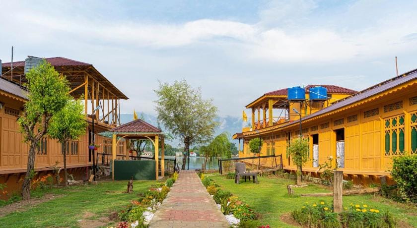 LohonoStays Harmukh Houseboat Hotel in India
