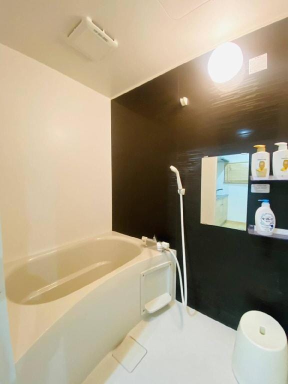 Use 2 Private Rooms / 2 Bathrooms / 2 Toilets Apartment in Osaka