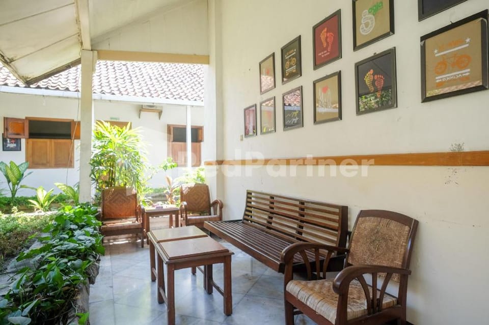 Hotel Limaran 1 Syariah Malioboro Mitra RedDoorz Hotel in Yogyakarta