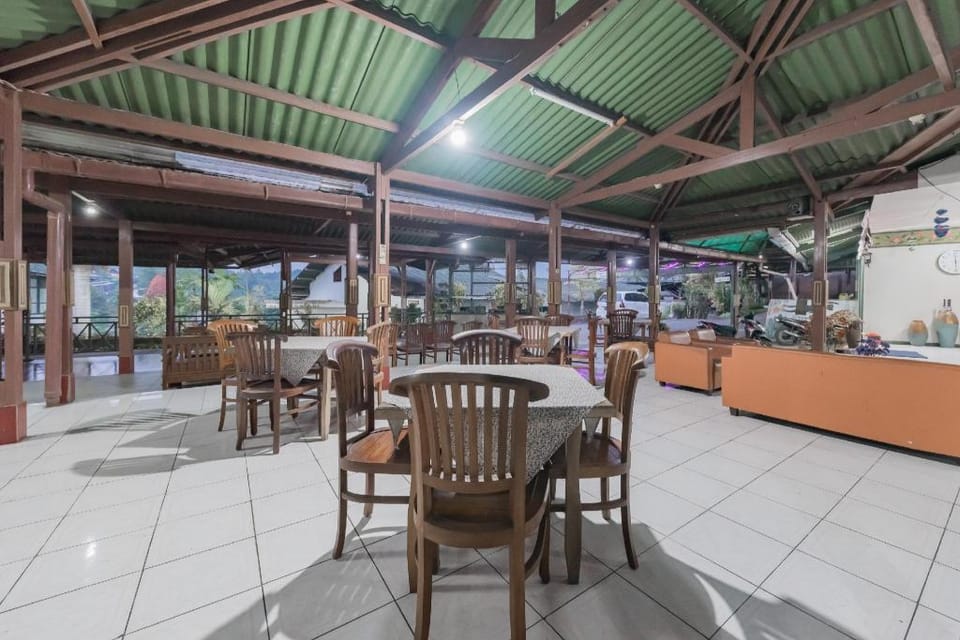 RedDoorz Plus @ Hotel Griya Astoeti Hotel in Cisarua