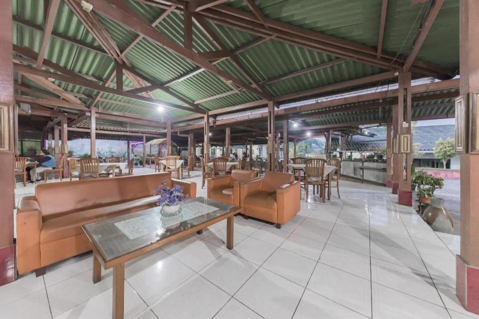 RedDoorz Plus @ Hotel Griya Astoeti Hotel in Cisarua