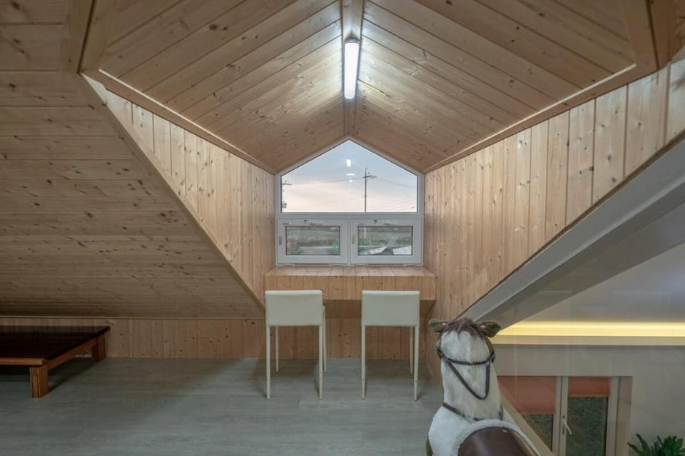 D-Tong Aewol Jungsan Valley Saebyeol Oreum Sea View, Duplex, Beautiful Private House with Garden Vacation rental in South Korea
