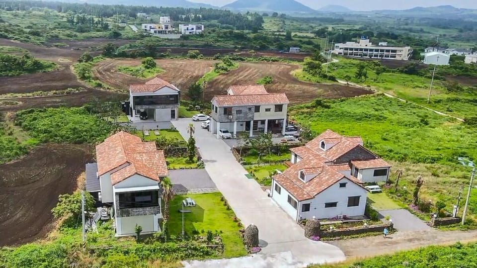 D-Tong Aewol Jungsan Valley Saebyeol Oreum Sea View, Duplex, Beautiful Private House with Garden Vacation rental in South Korea