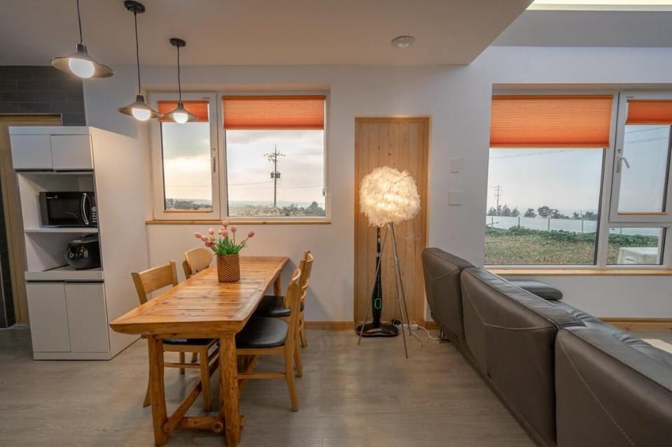 D-Tong Aewol Jungsan Valley Saebyeol Oreum Sea View, Duplex, Beautiful Private House with Garden Vacation rental in South Korea