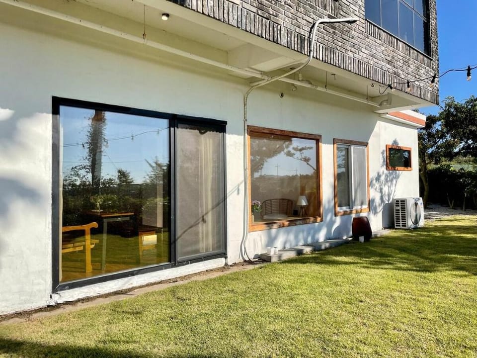B#1 Aewol Jungsangan Retro Style Accommodation Could Not Be Better Villa in South Korea