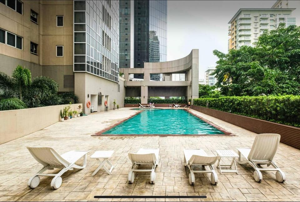 South of Market - 2BR w/ Balcony - BGC Center Apartment in Makati